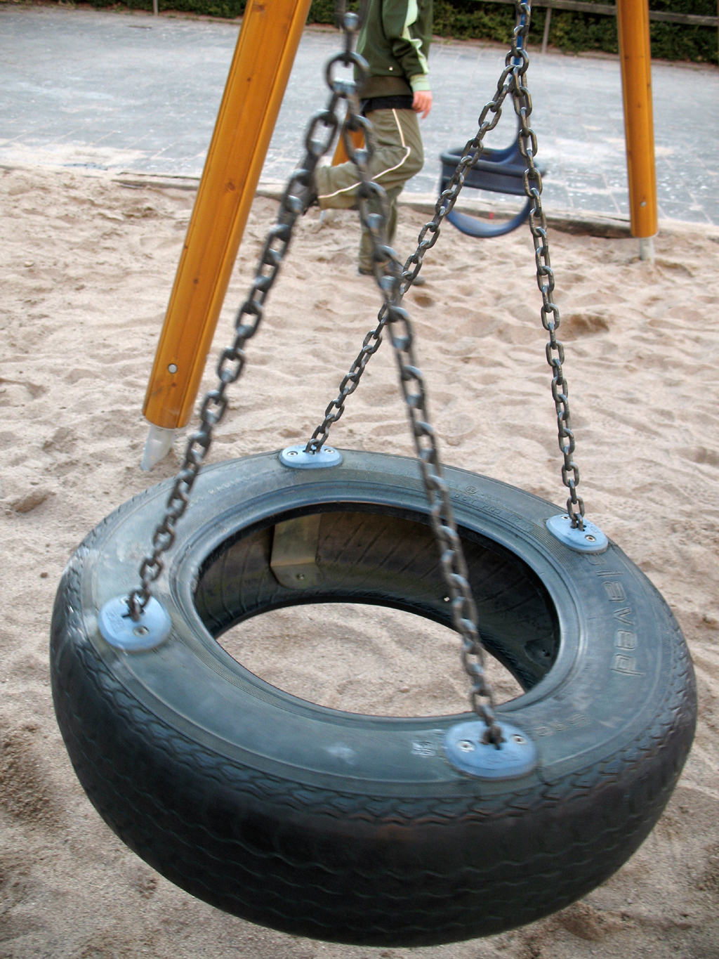 Pressebild: Beschädigte Schaukel Spielplatz Dorfzentrum